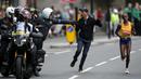 Seorang penonton masuk lintasamn saat pelari Kenya, Jemima Sumgong beraksi di kejuaraan Virgin Money London Marathon, London, (24/4/2016). (Reuters/Peter Cziborra)