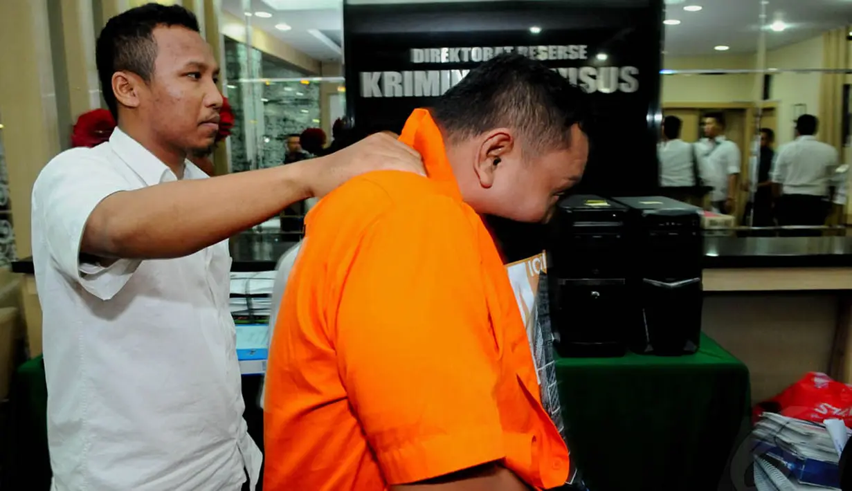 Tiga admin twitter @TrioMacan2000 ditangkap atas dugaan pemerasan terhadap salah satu petinggi PT Telkom Indonesia, Jakarta, Senin (3/11/2014). (Liputan6.com/Andrian M Tunay)