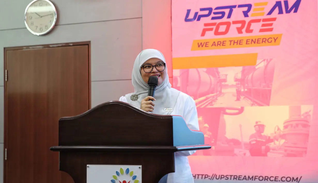 Bekerja sama dengan Emtek Digital, Pertamina Hulu Energi kembali menggelar acara bertajuk “Upstream Force: We Are The Energy”. Tampak dalam foto Pjs Corporate Secretary PT Pertamina Hulu Energi, Fitri Erika, memberikan sambutan jelang seminar “Upstream Force: We Are The Energy” di Auditorium Gedung Griya Legita, Lantai 3 Universitas Pertamina, Jakarta, Kamis (6/11/2025). (Fimela.com/Adrian Utama Putra)