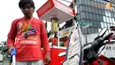 Penjual tampak mengisi tabung bensin yang akan dipakai saat ada pembeli (Liputan6.com/Johan Tallo).