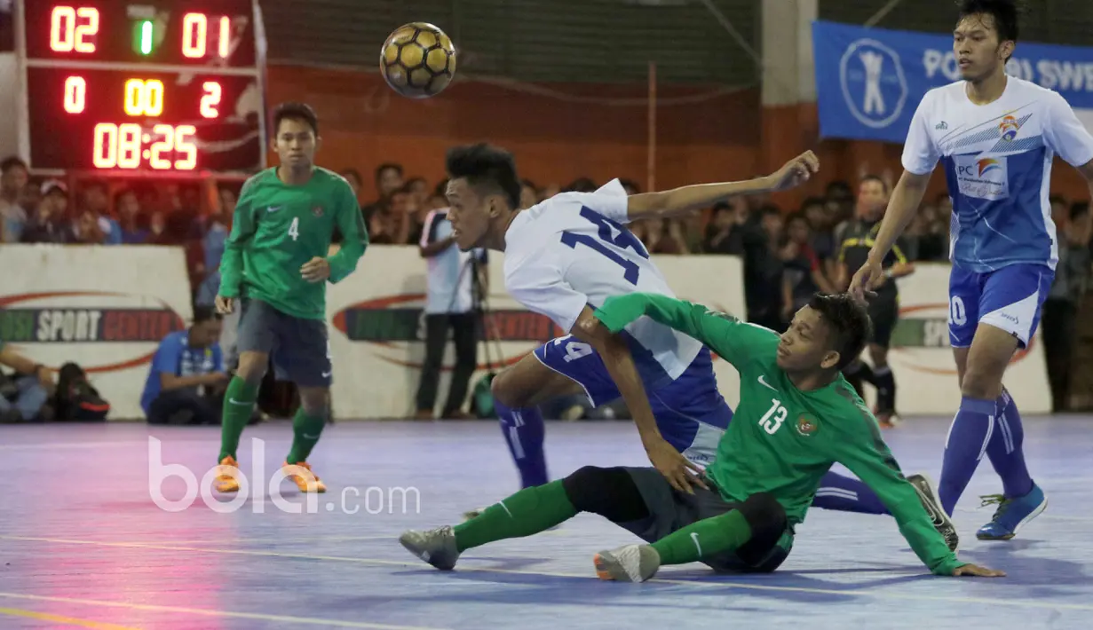 Pemain Timnas Futsal, Ardiansyah Runtuboy terjatuh saat berebut bola dengan pemain IPC Pelindo pada laga Uji Coba jelang AFF Futsal Championshi 2016 di Tifosi Sport Center, Jakarta Timur, (15/12017). Timnas menang 8-5. (Bola.com/Nicklas Hanoatubun)