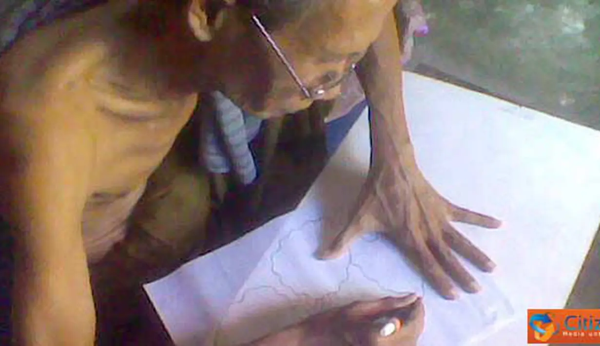 Citizen6, Pekalongan: Afif sedang membuat gambar atau motif batik. (Pengirim: Marukeek)