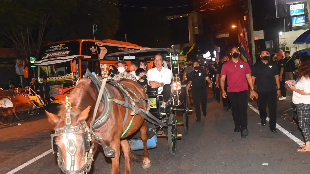 Jokowi Ajak Dua Cucunya Jan Ethes dan La Lembah Naik Andong Keliling Kawasan Malioboro