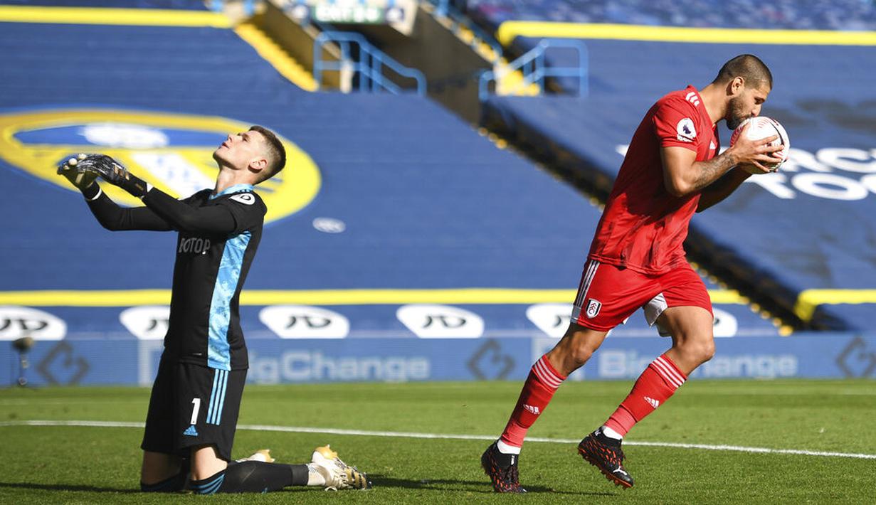 Pemain Fulham, Aleksandar Mitrovic, melakukan selebrasi usai mencetak gol ke gawang Leeds United pada laga Premier League di Stadion Elland Road, Sabtu (19/9/2020). Leeds United menang dengan skor 4-3. (Oli Scarff/Pool via AP)