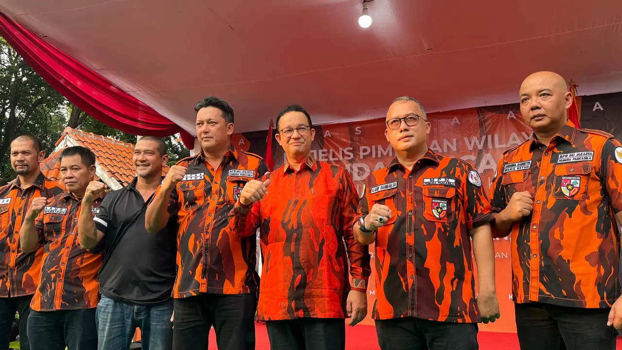 Anies Baswedan saat mengunjungi Sekretariat MPW Pemuda Pancasila DKI, Jakarta Selatan, Rabu (19/6/2024) (Liputan6.com/Winda Nelfira)