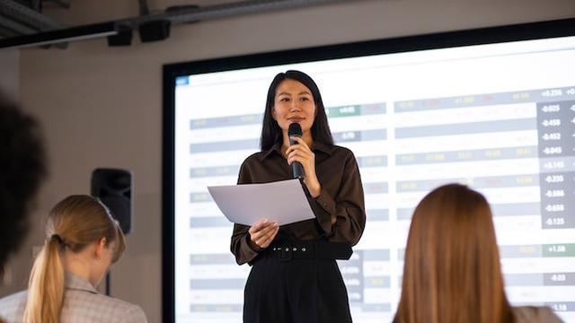 wanita public speaking