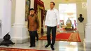Presiden Joko Widodo atau Jokowi (kanan) saat menerima kunjungan Presiden ketiga RI BJ Habibie di Istana Merdeka, Jakarta, Jumat (24/5/2019). Dalam pertemuan tersebut Habibie mengucapkan selamat kepada Jokowi karena memenangkan Pilpres 2019. (Liputan6.com/Angga Yuniar)