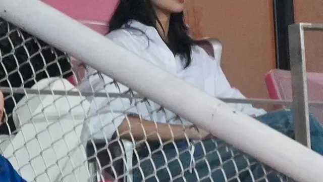 Lisa Blackpink  Menyaksikan Pertandingan Sepakbola Thailand vs Korea Selatan. [@blackpinkblinkindo]