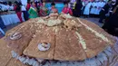 Cholitas berpose untuk foto selama presentasi "sandwich de chola" raksasa, di La Paz, Bolivia, Selasa, 2 Juli 2024. (AP Photo/Juan Karita)