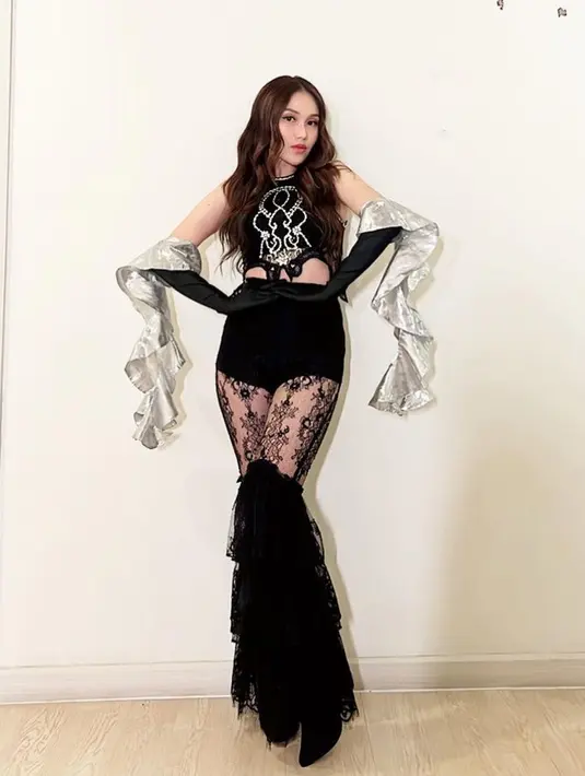 Ayu Ting Ting selalu tampil maksimal lewat outfit yang dikenakan, termasuk saat acara Hey Fest. Stylist Erich Al Amin memilihkan busana serba hitam dari Rika Wirtjes. Celana transparan brokat yang dikenakan Ayu pun menjadi perbincangan, ada yang mengatakan terlalu vulgar  hingga memuji looknya yang super cool. [@ayutingting92]