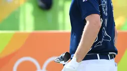 Pegolf Inggris, Justin Rose berkompetisi pada nomor perseorangan putra cabang golf di Olimpiade 2016, Rio de Janeiro, Kamis (11/8). Pada putaran pertama, Rose melambungkan bola ke lubang keempat yang berjarak 188 yard (172 meter). (Emmanuel Dunand/AFP)