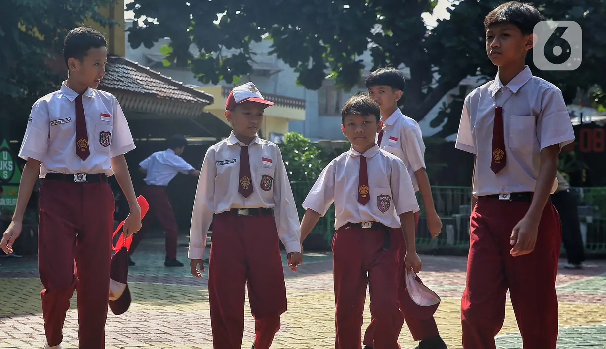 Menurut MK, pendidikan nasional merupakan tanggung jawab utama negara yang dijamin dalam Undang-Undang Dasar Negara Republik Indonesia Tahun 1945. Negara memiliki kewajiban untuk menyelenggarakan pendidikan, membiayainya, dan memastikan pemerataan kesempatan pendidikan bagi semua warga negara. (Liputan6.com/Angga Yuniar)