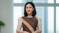 Tunik Batik Kombinasi Brokat Lengan Puff untuk Acara Semi Formal. (Foto: Gemini AI)