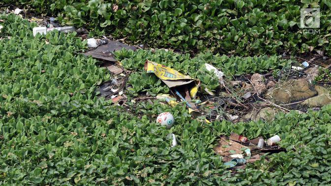 Tumpukan sampah dan tanaman eceng gondok menutupi permukaan air Situ Pengarengan, Kota Depok, Jawa Barat, Kamis (18/4). Kondisi ini sangat memprihatinkan. (Liputan6.com/Helmi Fithriansyah)