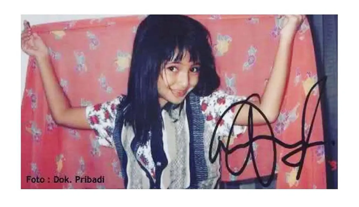 "Hiii from little me!," tulis mantan istri Ben Kasyafani tersebut dalam foto yang diunggah 26 Februari 2018. Tidak sedikit yang mengira foto masa kecilnya tersebut dikira putrinya Sienna. (Instagram/marshanda99)