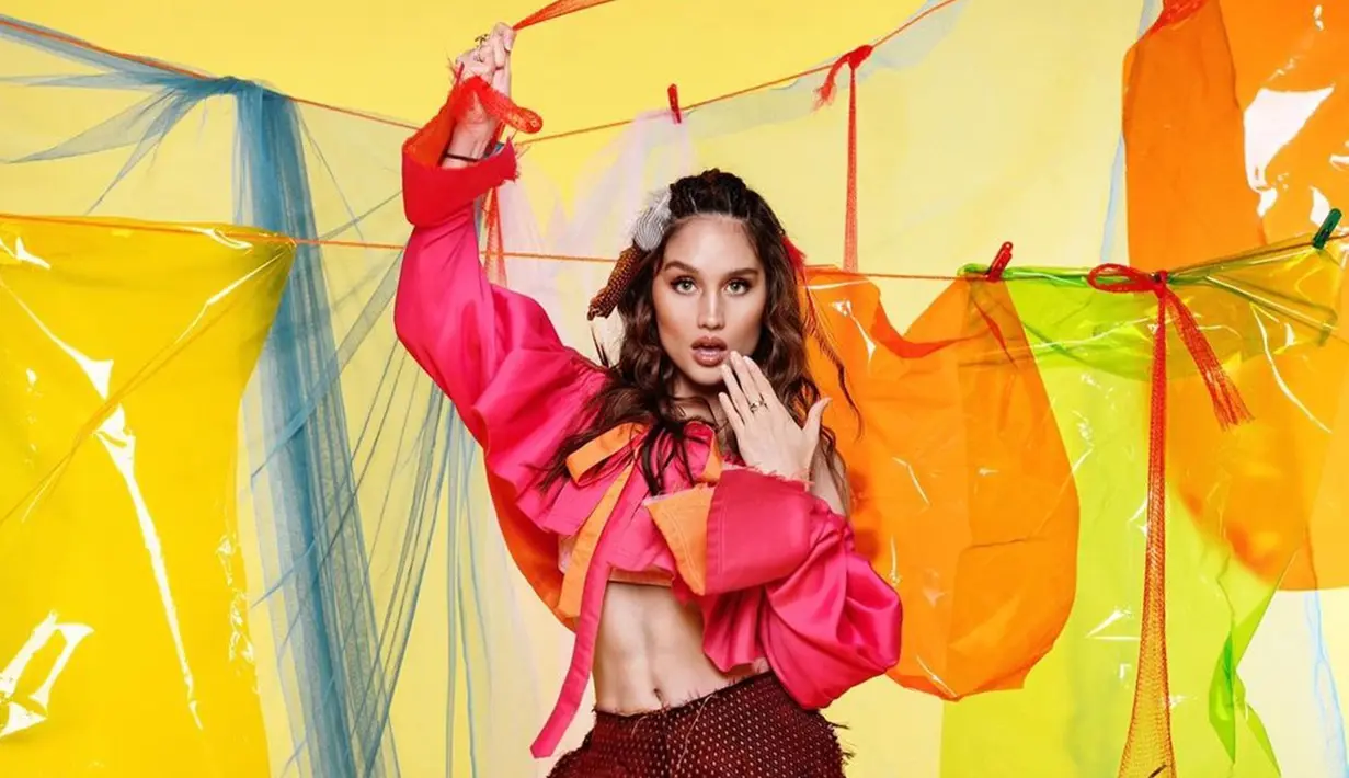Tampil dengan busana berwarna pink berpadu oranye, Cinta Laura pun terlihat begitu ceria. Backdrop warna-warni juga membuat penampilan Cinta ini semakin segar. (Liputan6.com/IG/@claurakiehl)