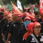 Para buruh saat melintasi jalan di Kawasan Industri Pulogadung menuju Tugu Proklamasi, Jakarta Pusat, Jumat (20/11/2015). (Liputan6.com/Helmi Fithriansyah)