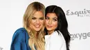 Khloe Kardashian memuji kemampuan Kylie Jenner dalam mengurus anak. Baginya Kylie benar-benar sangat natural. (Hollywood Life)