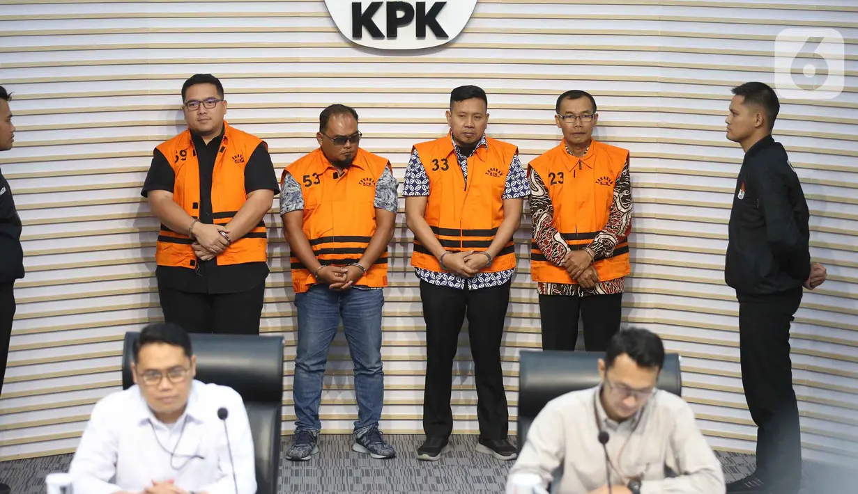 Keempatnya adalah Jodi Pradana Putra selaku pihak swasta dari Kabupaten Blitar; Wawan Kristiawan selaku pihak swasta dari Tulungagung; Hasanuddin), selaku Anggota DPRD Jatim periode 2024 – 2029 atau pihak swasta dari Kabupaten Gresik; Sukar selaku mantan Kepala Desa dari Kabupaten Tulungagung (dari kiri ke kanan). (Liputan6.com/Helmi Fithriansyah)