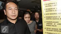 Tersangka kasus pembunuhan Wayan Mirna Salihin, Jessica Kumala Wongso dikawal petugas keluar dari ruang tahanan saat akan dilimpahkan ke Kejaksaan Negeri Jakarta Pusat di Polda Metro Jaya, Jakarta, Jumat. (Liputan6.com/Gempur M Surya)