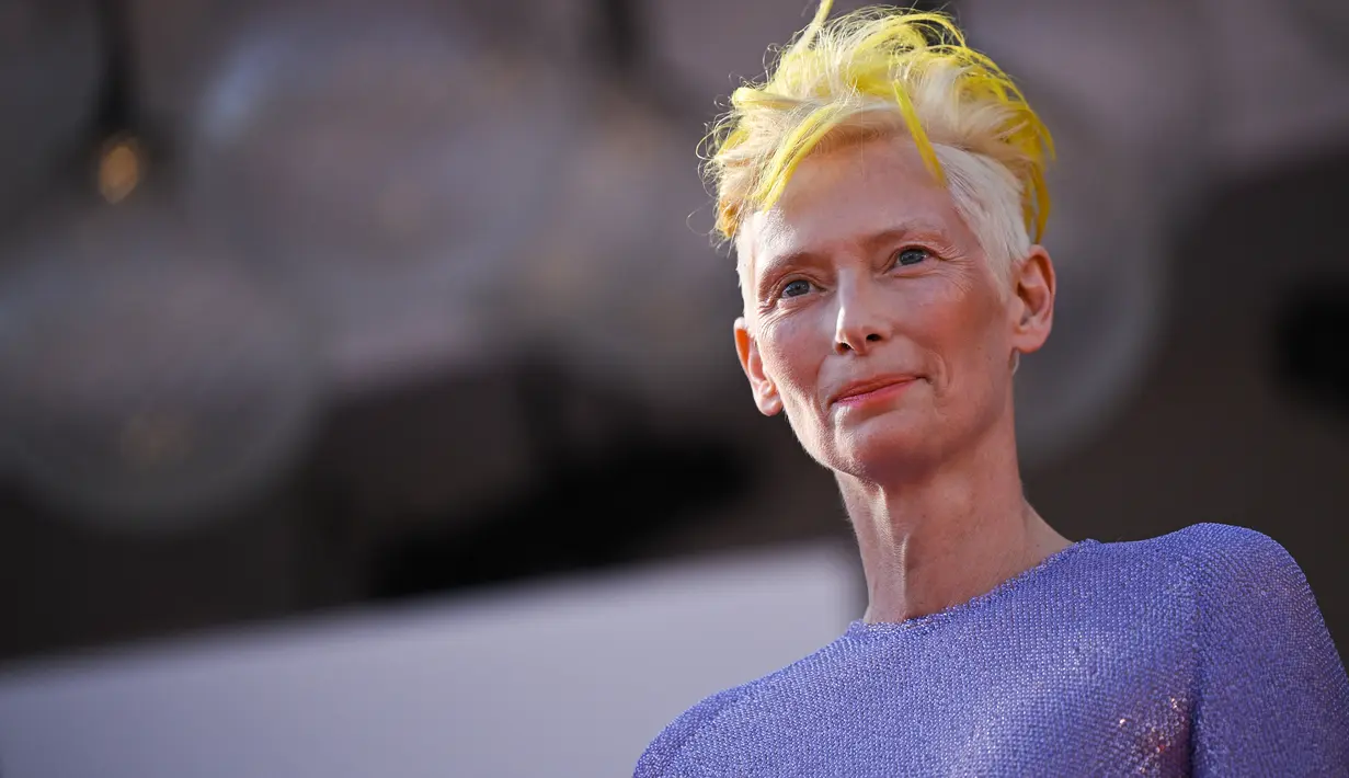 Tilda Swinton berpose untuk fotografer saat tiba untuk pemutaran film "The Eternal Daughter" selama Venice Film Festival 2022 ke-79 di di Lido di Venesia, Italia (6/9/2022). Aktris berusia 61 tahun itu  mengambil alih karpet merah dalam gaun lavender yang mempesona. (AFP/Tiziana Fabi)