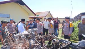 Kapolda Sumut, Irjen Pol Whisnu Hermawan Februanto, turun langsung meninjau kondisi Mapolsek Muara Batang Gadis yang mengalami kerusakan dan pembakaran oleh sejumlah orang tak dikenal. (istimewa)