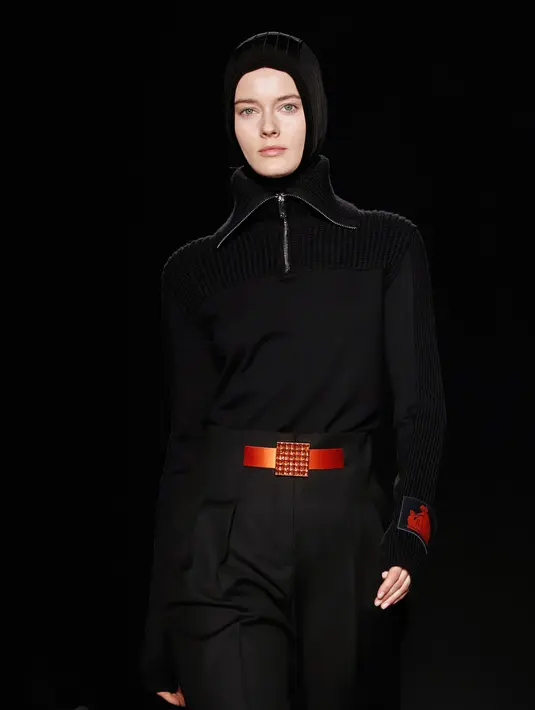 Model berjalan mengenakan hijab modern dan busana koleksi terbaru merek legendaris Paris, Lanvin di Paris Fashion Week Fall/Winter 2018/2019, Rabu (28/2). Hijab itu menyerupai hijab instan atau biasa disebut ciput ninja di Indonesia. (Patrick KOVARIK/AFP)