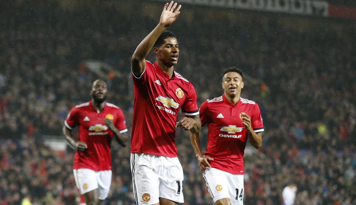 Pemain Muda Manchester United, Marcus Rashford merayakan gol bersama rekan-rekannya saat melawan Basel pada laga grup A Liga Champions di Old Trafford, Manchester, (12/9/2017). MU menang 3-0. (AP/Frank Augstein)