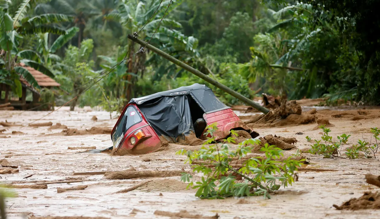 Sebuah kendaraan bajaj tertimbun lumpur akibat tanah longsor di Desa Elangipitiya di Aranayaka, Sri Lanka (19/5). Bencana longsor telah menyapu rumah-rumah warga hingga rata dengan tanah. (REUTERS/Dinuka Liyanawatte)