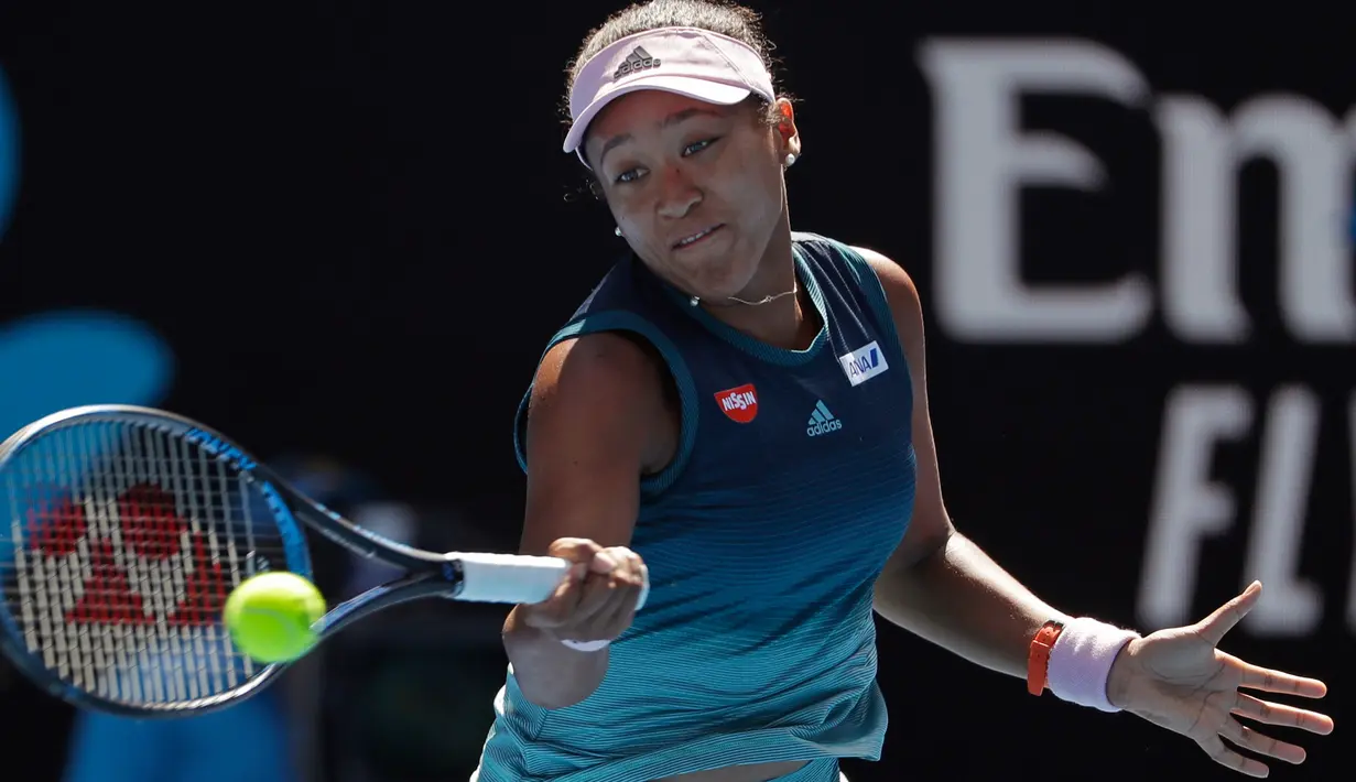 Petenis Jepang, Naomi Osaka mengembalikan bola ke arah petenis Ukraina, Elina Svitolina pada perempat final Australia Terbuka 2019 di Melbourne, Rabu (23/1). Naomi Osaka sukses mengalahkan Elina Svitolina dengan skor 6-4, 6-1. (AP/Mark Schiefelbein)