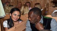 Usain Bolt goda gadis cantik di Oktoberfest. (The Sun)
