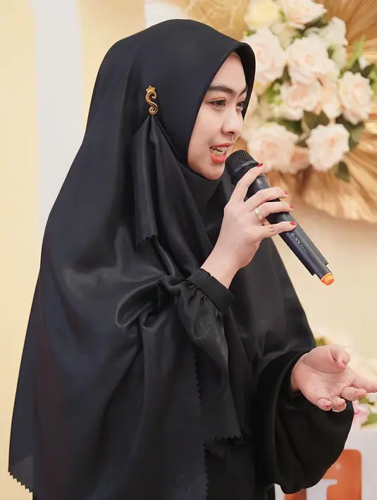 Acara ulang tahun Maryam makin meriah dengan adanya hiburan. Salah satunya kehadiran dua karakter Disney di panggung.  [Instagram/okisetianadewi]