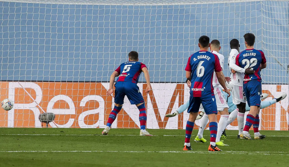 Levante mencetak gol ke gawang Real Madrid pada pertandingan Liga Spanyol di Stadion Alfredo Di Stefano, Madrid, Spanyol, Sabtu (30/1/2021). Real Madrid kalah 1-2. (AP Photo/Manu Fernandez)