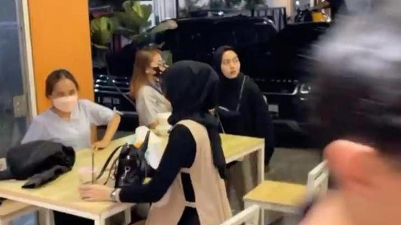 Pakai Gerobak, Ini 7 Potret Warung Nasi Goreng Ibnu Jamil yang Laris Manis