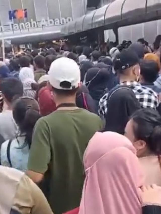 Viral Stasiun Tanah Abang Dipadati Warga Hingga Berdesakan, Ini 6 Potretnya