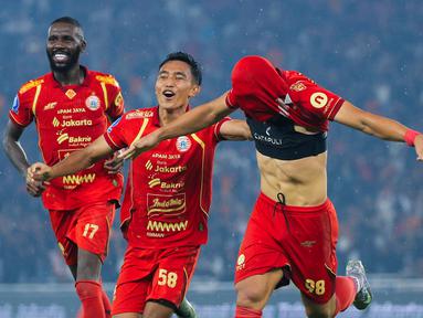 Pemain Persija Jakarta, Eksel Runtukahu (kanan), bersama Rayhan Hannan dan Allano merayakan gol ke gawang Persebaya Surabaya pada laga pekan ke-27 BRI Super League di Stadion Utama Gelora Bung Karno, Jakarta, Sabtu (11/4/2026). (Bola.com/Bagaskara Lazuardi)