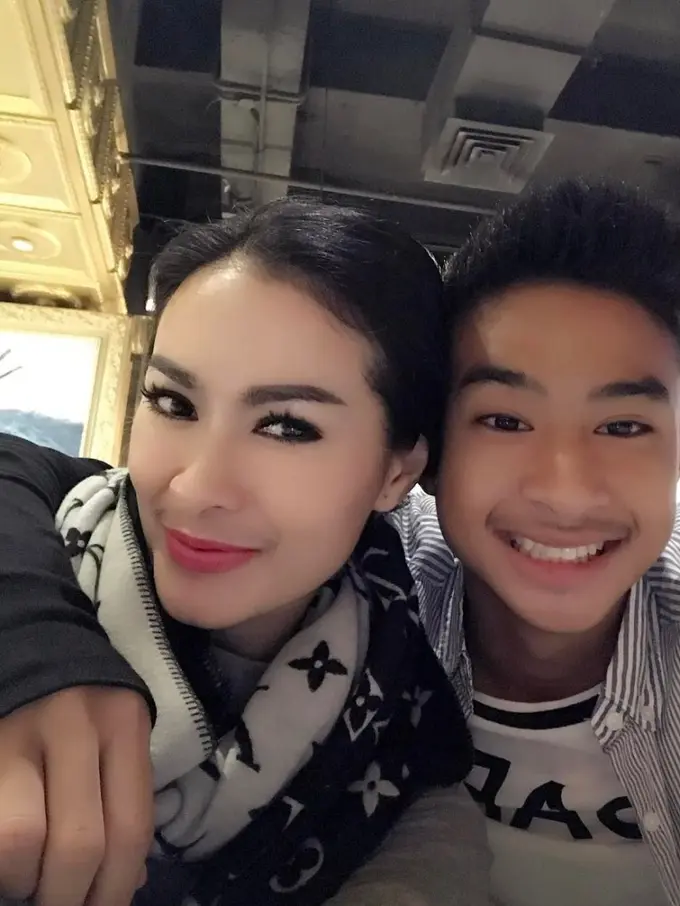 6 Potret Kebersamaan Devano Danendra dan Iis Dahlia, Anak Bungsu Kesayangan