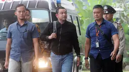 Ajudan Gubernur Aceh Irwandi Yusuf, Hendri Yusrizal (tengah) tiba di Gedung KPK, Jakarta, Rabu (4/7). KPK mengamankan Hendri Yusrizal bersama Gubernur Aceh Irwandi Yusuf dan Bupati Bener Meriah Ahmadi. (Merdeka.com/Dwi Narwoko)