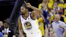 Pebasket Golden State Warriors, Kevin Durant, melakukan selebrasi saat melawan Cleveland Cavaliers pada Gim 1 Final NBA di Oracle Arena, Jumat (1/6/2018). Kevin Durant terpilih sebagai pemain terbaik Final NBA 2018. (AP/Marcio Jose Sanchez)