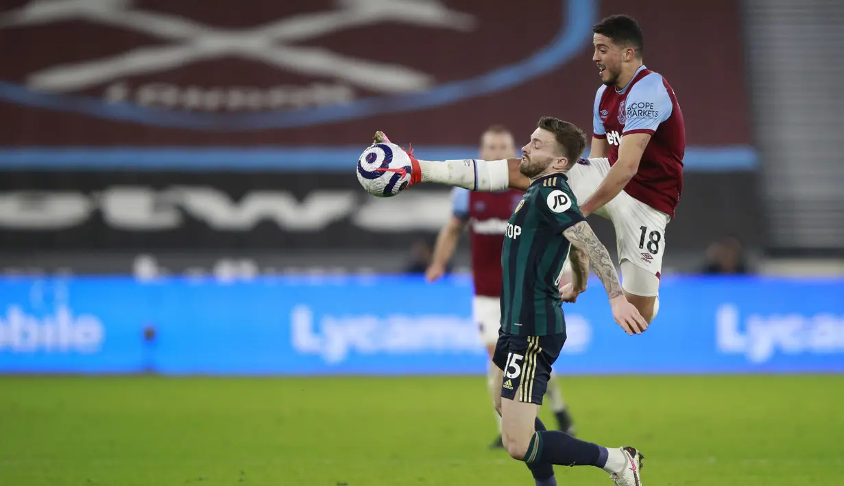 Pemain West Ham United, Pablo Fornals, berebut bola dengan pemain Leeds United, Stuart Dallas, pada laga Liga Inggris di Stadion London, Senin (8/3/2021). West Ham menang dengan skor 2-0. (Ian Walton, Pool)