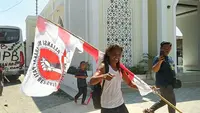 Ali salah seorang aktivis AMPB kembali pulang kerumahnya. (Liputan6.com/Arief Pramono)