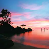 Disebut sebagai mutiara dari utara Jawa, Karimunjawa sanggup beri buaian lembut mentari senja.