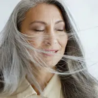 Kini orang memilih tampil percaya diri dengan rambut abu-abu. (Foto/Dok: freepik.com/yaroslav-astakhov-)