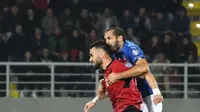 Bek tim nasional Italia, Giorgio Chiellini (kanan), berebut bola dengan striker Albania, Armando Sadiku, pada laga Kualifikasi Piala Eropa 2018 di Stadion Loro Borici, Shkoder, Senin (9/10/2017). (AFP/Gent Shkullaku)