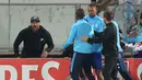 Bek Olympique Marseille, Patrice Evra berusaha ditenangkan oleh rekan-rekannya saat terlibat insiden dengan seorang suporternya menjelang partai Liga Europa lawan Vitoria Guimaraes di Estadio D. Afonso Henriques, Jumat (3/11). (AP/Luis Vieira)