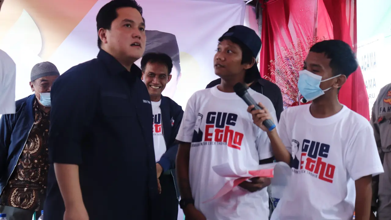 Menteri Badan Usaha Milik Negara (Menteri BUMN) Erick Thohir memberikan bantuan program kepada warga Johar Baru, Jakarta Pusat sebagai cara meminimalisir tawuran yang sering terjadi.