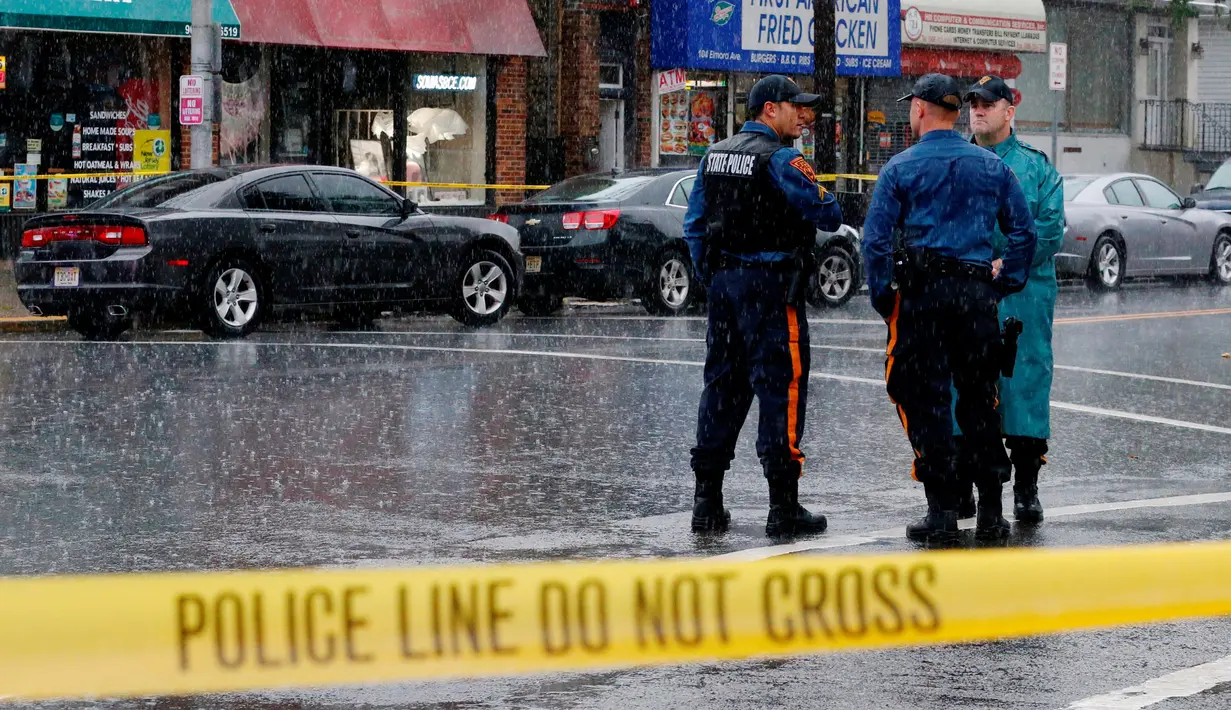 Sejumlah petugas kepolisian berjaga-jaga di lokasi usai berhasil melumpuhkan Ahmad Khan Rahami di Linden, New Jersey, (19/9). (REUTERS/Eduardo Munoz)