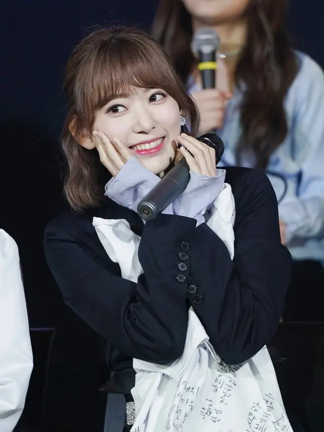 Miyawaki Sakura Iz*One (Twitter/ https://twitter.com/OfficialMwave/status/1065909811559096322)