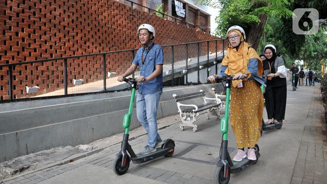Pengguna jalan mengendarai otopet atau skuter listrik di Jakarta, Rabu (16/10/2019). Pemerintah Provinsi DKI Jakarta melalui Dinas Perhubungan menyiapkan regulasi untuk penggunaan skuter listrik di jalur sepeda. (merdeka.com/Iqbal Nugroho)