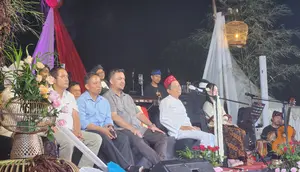 Calon Gubernur Jawa Barat, Dedi Mulyadi saat menyapa warga di lapangan Banjaran Pucung, Tapos, Depok. (Liputan6.com/Dicky Agung Prihanto)